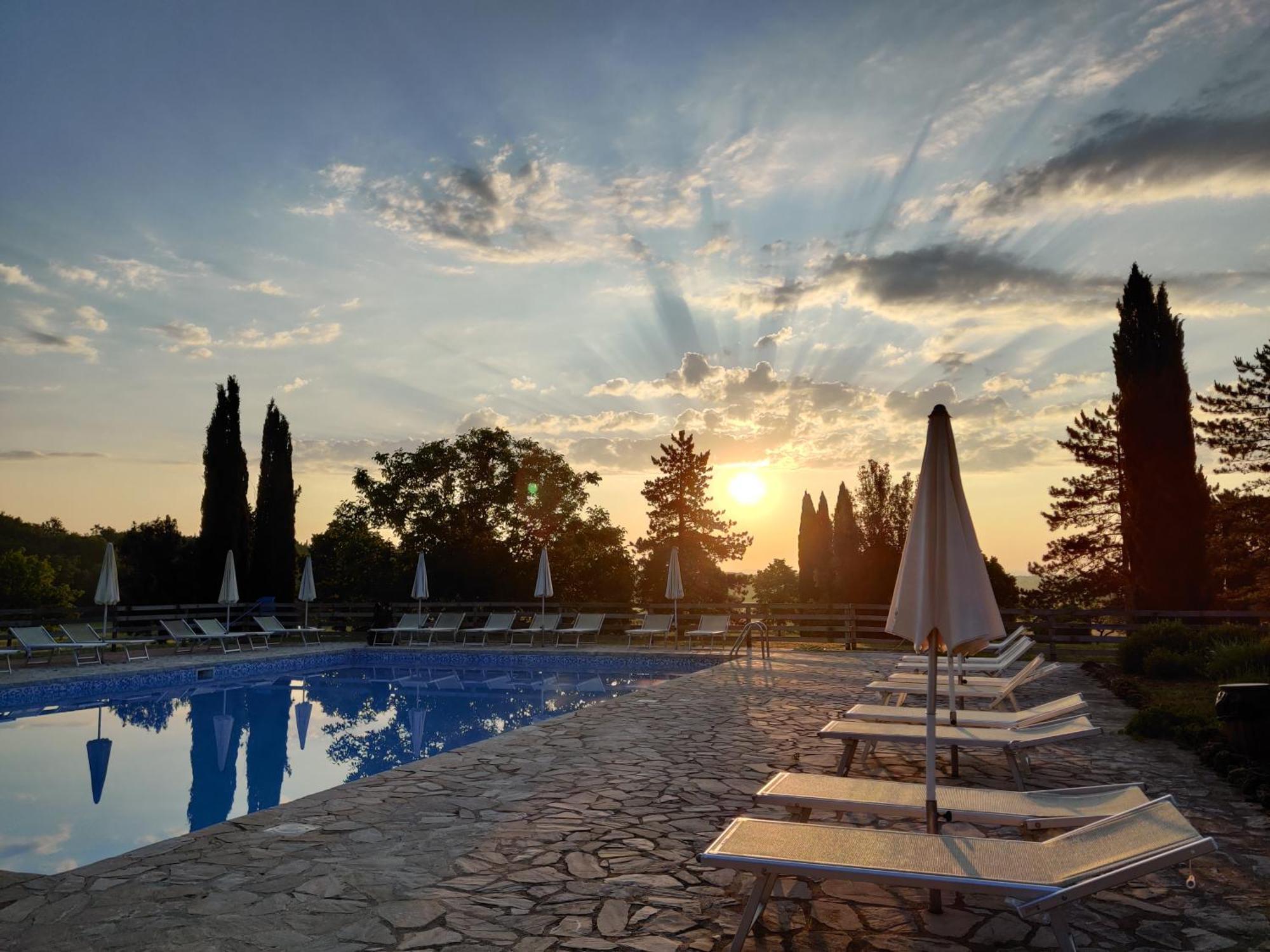 Fattoria Agriturismo Nerbona 카솔레 델사 외부 사진