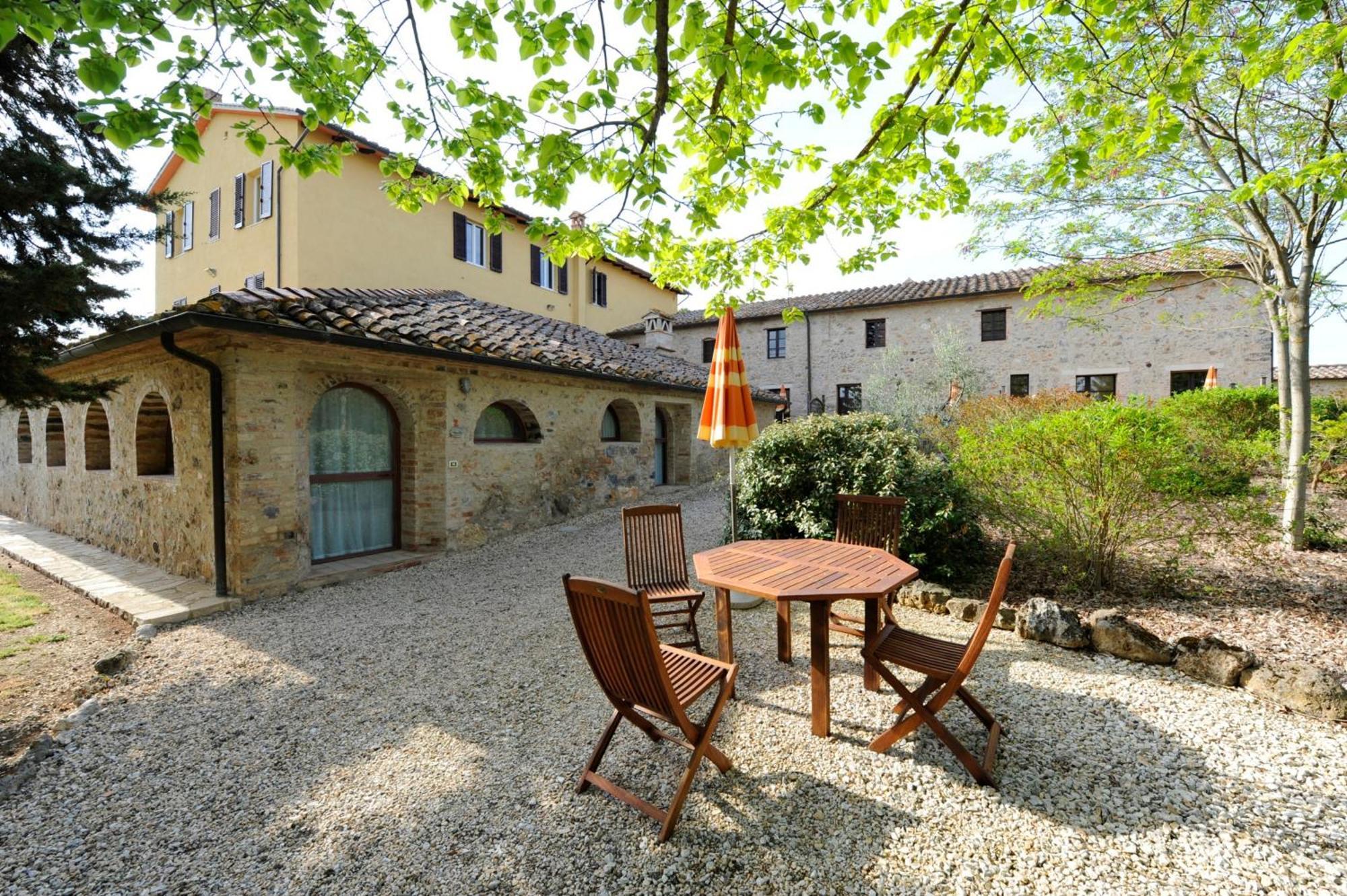 Fattoria Agriturismo Nerbona 카솔레 델사 외부 사진